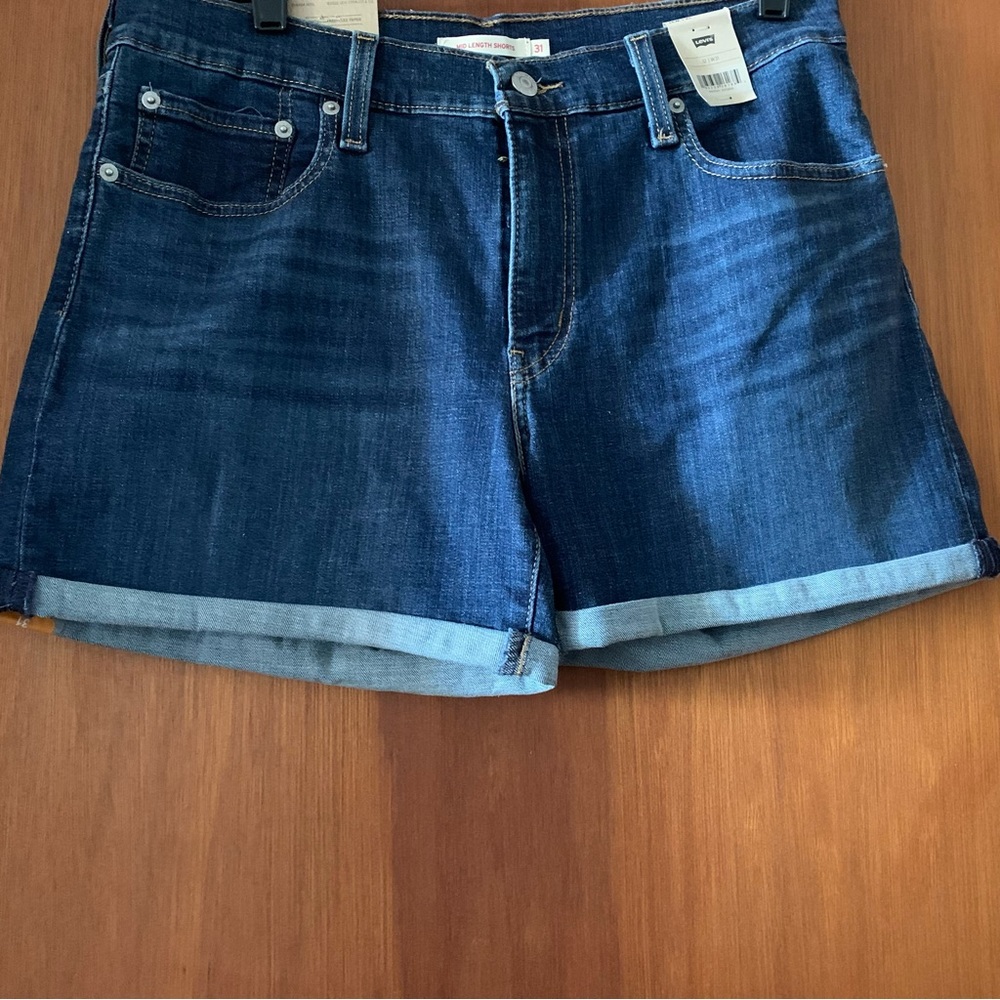 Levi’s NWT Mid Length Shorts. Dark Blue. Size 31